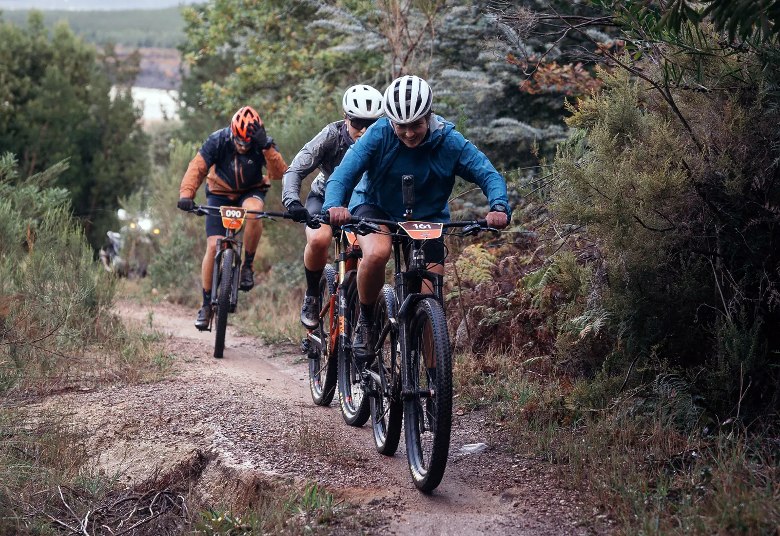 Otto1890 Weekend Warrior Grabouw – Rugged MTB Trail Grit Competitive mountain bikers navigating a technical, rocky descent on the rugged Grabouw trails during the Otto1890 Weekend Warrior stage race.